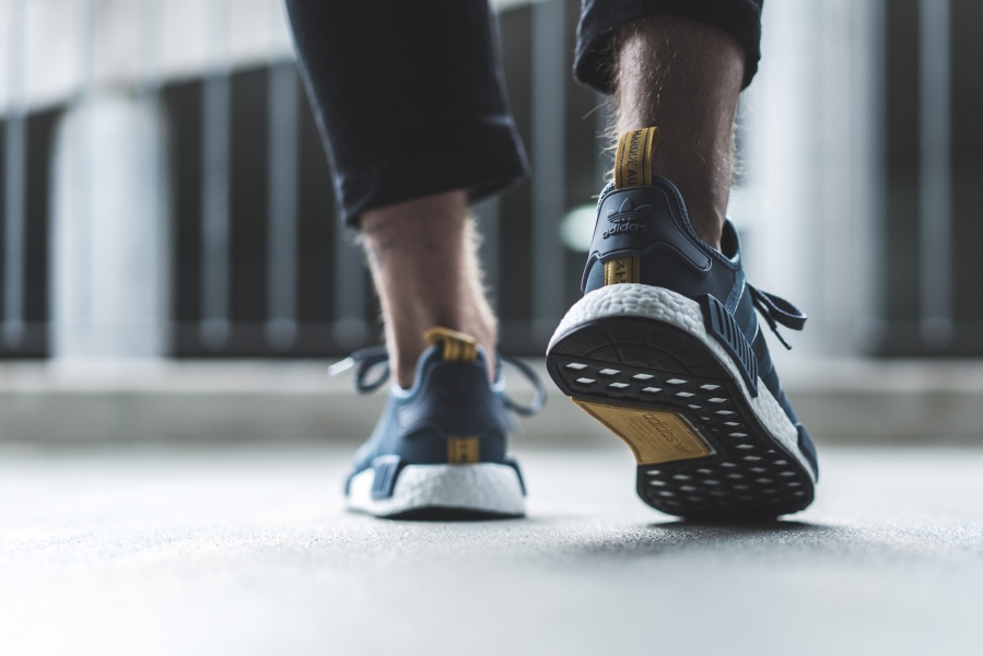 adidas-nmd_r1-light-blue-s31514-mood-2.jpg